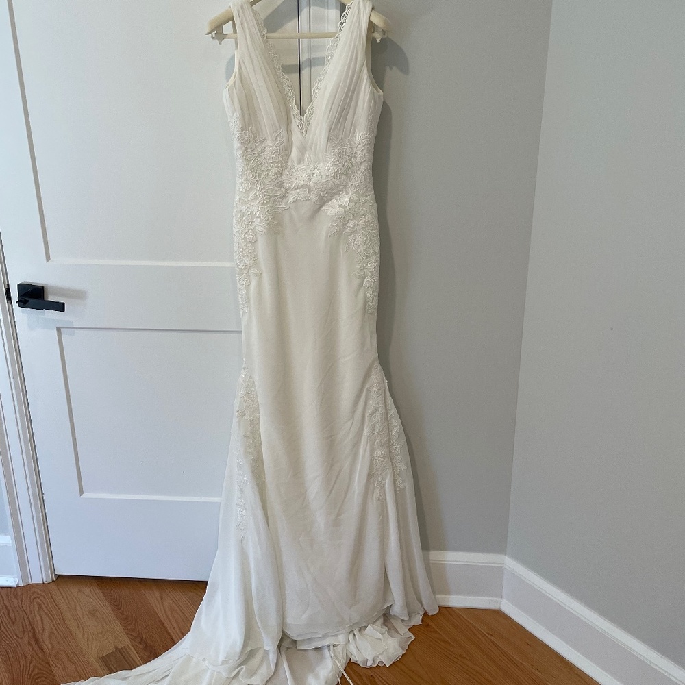 Pronovias Lamero Size 6 (Never altered/worn)